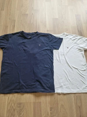 Gant t-shirts - Två Gant T-shirts från Gant. Står storlek 170 cm men den är väldigt står så den sitter bra mellan 170-175. Passar XS i herrstorlek.  