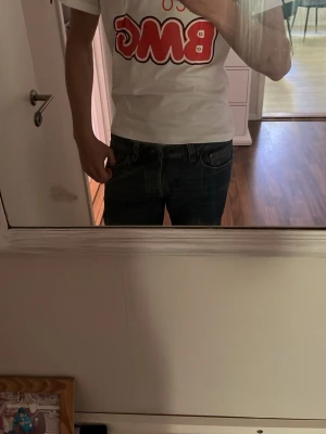 Vit t-shirt med röd BMC-tryck - Säljer min Neymar Santos FC t-shirt strl S. Perfekt nu inför sommaren, väldigt stilren. Bara att höra av sig vid funderingar😊