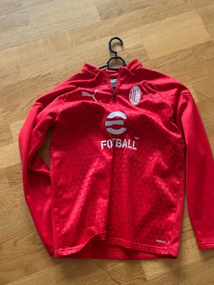Ac Milan träningsoverall  - Röd Ac Milan träningsoverall köpt från Puma sälj pågrund av för liten.