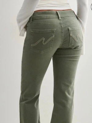 Gröna low waist jeans från Nelly - Dessa jeans ”Low Waist Bootcut Stitch Jeans” från Nelly är mycket stilrena med en härlig grön färg. De är bara använda en gång! Jeansen är i storlek 34/short men jag har sytt upp dem. Innebenslängden är då 72 cm <3