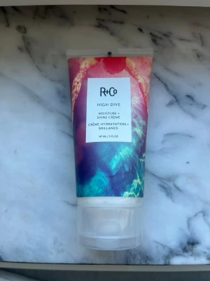 R+CoCreams High Dive Moisture+Shine Créme - R+Co Creams High Dive Moisture+Shine Créme. 147 ml.