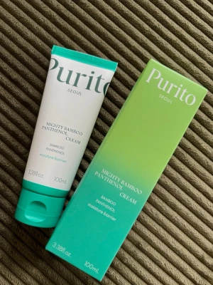 Purito Mighty Bamboo Panthenol Cream - Purito Mighty Bamboo Panthenol Cream är en återfuktande ansiktskräm i en vit och turkos tub på 100 ml. Krämen innehåller bambu och panthenol och kommer i en matchande grön förpackning. Perfekt för dig som vill ha en mjuk och återfuktad hud.