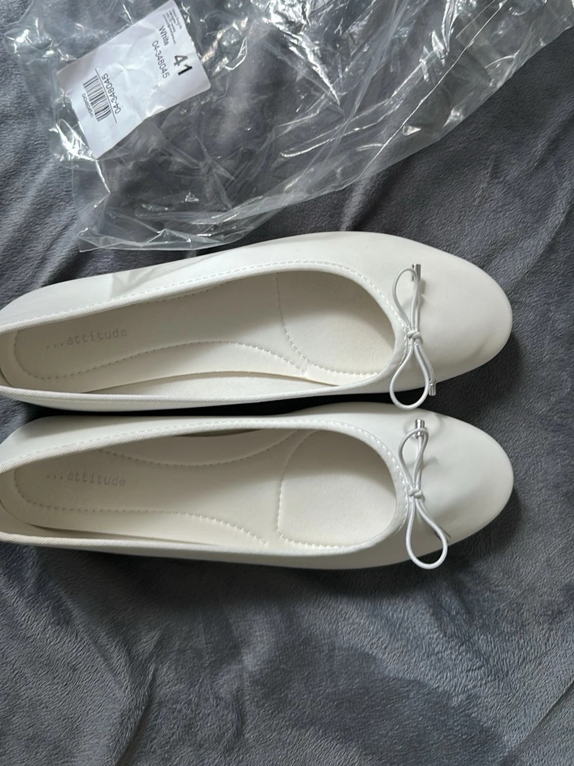 Vita ballerinas med rosett från Attitude - 1