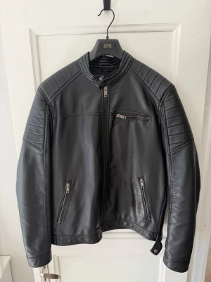 Svart biker skinnjacka från Jack&Jones - Säljer min svarta skinnjacka då den inte riktigt var min stil. Perfekt för dig som vill ha en stilren och tidlös look. Passar för både L och Xl