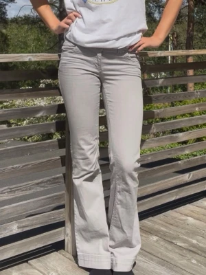 Gråa bootcut jeans  - Så snygga grå utsvängda jeans! Coola fickor där bak och detaljer. Väldigt fint skick. Jag är ca 167 cm och dom passar mig i längden. Skriv vid fler frågor! 