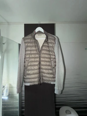 Moncler Cardigan - Moncler Cardigan  -Storlek Medium -Bra använt skick, inga hål eller fläckar