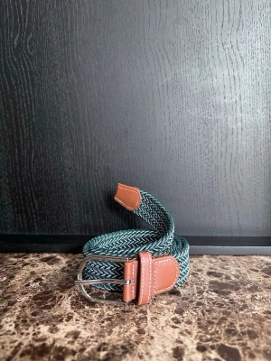 Grön vitt flätat bälte - Tja jag säljer ett mycket fint flätat skärp. Det är helt nytt och är ca 105-110cm och 3,5cm bret, men kan bli mycket längre pga det elastiska materialet. Det finns flera skärp i min profil om du skulle vara sugen och desto mer du köper desto billigare blir det.