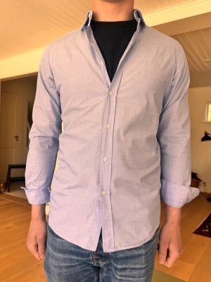 Massimo dutti skjorta  - Säljer en Massimo dutti skjorta i strl S, skjorta är i bra skick och används fåtal gånger! Hör av dig vid mer funderingar 