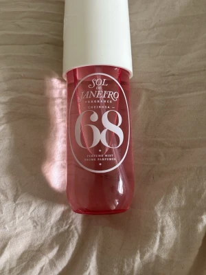 Sol de Janeiro Cheirosa 68 Perfume Mist - Fräsch och trendig body mist från Sol de Janeiro, Cheirosa 68. Flaskan är rosa med vit kork och har en modern, rundad form. Perfekt för dig som gillar söta och blommiga dofter i en snygg förpackning.