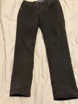 Svarta jeans från Jacob Cohën - Säljer ett par svarta jeans från Jacob Cohën med klassisk femficksmodell och raka ben. Jeansen har diskreta sömmar och patch med logga bak i midjan. Materialet är mjukt och stretchigt för extra komfort.