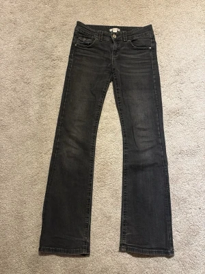 Två par bootcut jeans  - Säljer två par bootcut jeans från Gina. Storlek 34 och 158. Lite slitna i benslutet. 🩷