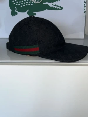 Gucci keps  - Säljer en Äkta gucci keps. Den nya modellen. Nypris 5000kr. Kvitto finns. Får med kepsen,tags,dustbag, kuvert och kvittot. Finns en liten defekt. Skriv till mig så löser jag bild