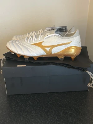 MIZUNO MORELIA NEO IV BETA MADE IN JAPAN SG BRIGHT GOLD - VIT/GULD GRÅ - Helt nya MIZUNO MORELIA NEO IV BETA MADE IN JAPAN. Originalpris 3999.