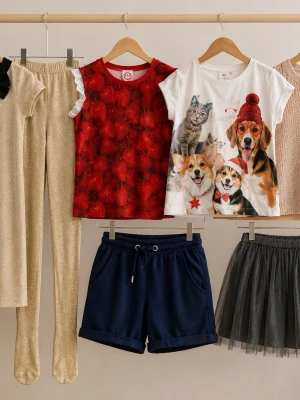 Fint klädpaket för flicka i storlek ca 130–146. - Mörkblå shorts med snörning i midjan och sidofickor. Mjukt material och avslappnad passform, perfekta för varma dagar. Klassisk design som är lätt att matcha med olika toppar.