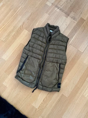 Stone Island vest - Inköpt 2020, sparsamt använd olivgrön Stone Island väst i storlek medium. Condition 8/10