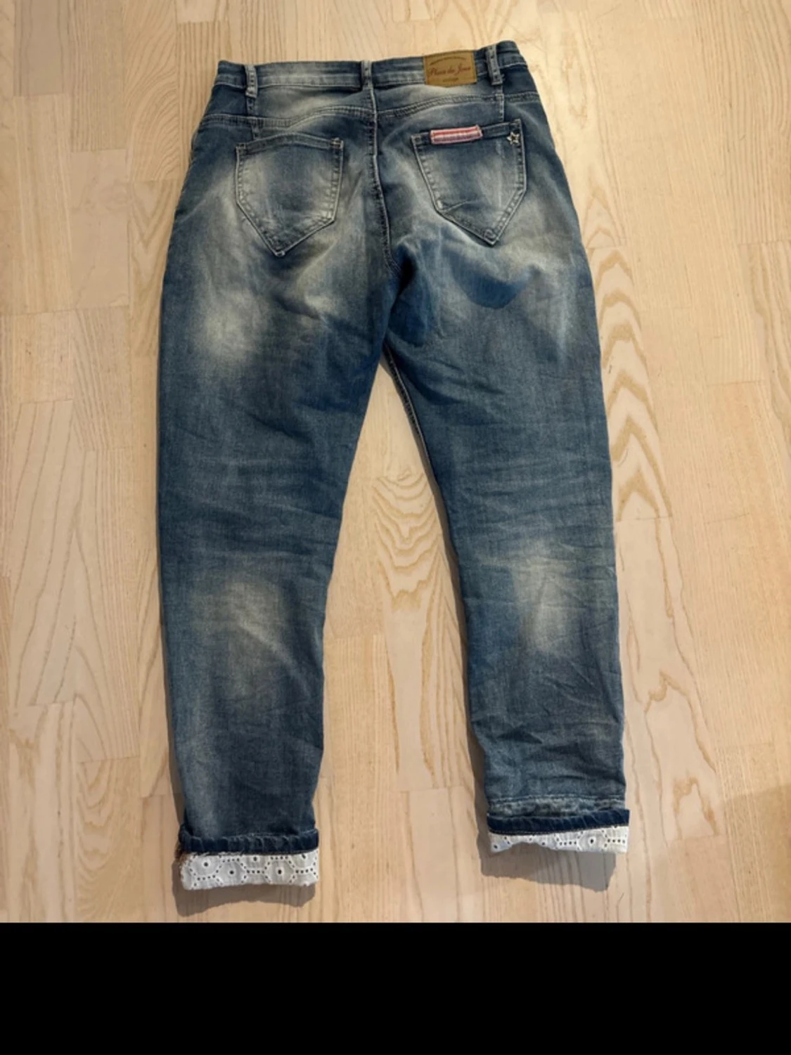 Patchade boyfriendjeans med spets - 1