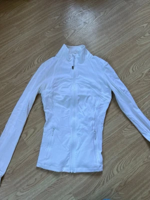 Lululemon define jacket - Säljer min Lululemon define jacket som knappt är använd, endast handtvättad, storlek 4, kan nog leta fram kvitto i mejlen om så önskas