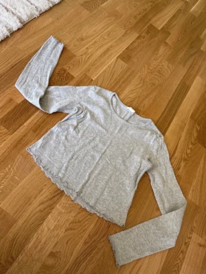 Topp H&M stl 170 - Topp från H&M i storlek 170.  Mycket bra skick. 