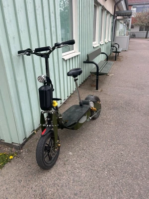 Lyfcoo 2000 Watt nypris 10-12k - Säljer en el-scooter i militärgrön färg med svart sadel och stora hjul. 2000 watt. 60volt med 35-40km range. Scootern har bred fotplatta, framlykta och robust ram. Perfekt för att ta sig fram snabbt i stan eller till skolan. Det  på sidan är klister inte skada!🙌