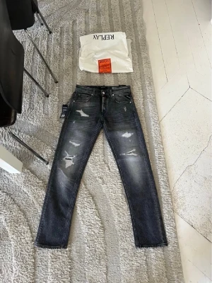 Replay jeans slitningar  - Helt nya Replay-jeans i modellen Grover med riktigt feta slitningar. Storlek W27 L30. Ni ser hur de sitter på bild 4 (jag är 175 cm).