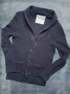 Stickad Abercrombie & Fitch Cardigan - En oerhört trevlig stickad cardigan från Abercrombie & Fitch! Hör av dig vid frågor! 