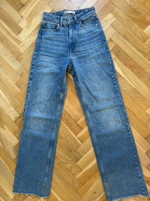 Zara jeans  - Zara jeans i storlek 34. Använt fåtal gånger. 