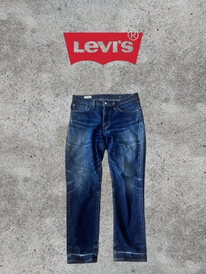 Levi's blå straight fit jeans - Sjukt feta jeans från Levis Snygga slitningar Avslappnad passform, passar till alla stilar. Modellen är 177 och sizen är W31 L30