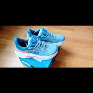 Herr löparskor NYA - HOKA® Bondi 9 Herrlöparskor - Supercritical EVA Dämpning i Blå | Köp nu på Löparshop https://share.google/78EZCOVifiUEbLtbM  Aningen små i storlek på modellen så passar 45/44,5