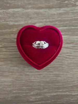 Skelett händer med hjärta silverfärgad ring - ring i storlek 17,7mm, silverfärgad. 
