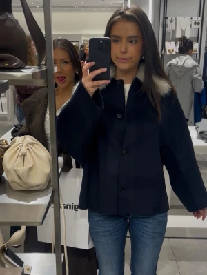 Kappa med päls - Superfin kappa från Zara som är mörkblå (bilderna från hemsidan är exakt samma jacka fast brun) köpt ny för 1295 kr och använt endast en gång så säljer för 900 💕