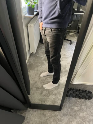 Jack and Jones jeans slim  - Säljer ett par svarta slim fit jeans med klassisk femficksdesign och normal midja. Jeansen har en snygg tvättad look och sitter tajt längs benen. Perfekta för dig som gillar en stilren och modern stil. Skick 8/10 nypris - 449kr säljs - 119kr! Vid minsta fundering bara att höra av sig!
