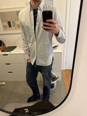 Randig skjorta från Polo Ralph Lauren - Tjatja, säljer nu denna feta skjorta från RL på grund av att den inte passar längre! - skick: 8/10! - Storlek:  M passar M - Hör av ej vid eventuella frågor