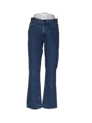 Rhinestone jeans - Säljer ett par klassiska blå bootcut jeans med hög midja och fem fickor. Jeansen har en snygg tvätt och är tillverkade i ett slitstarkt denimtyg. Perfekta för dig som gillar retrostil och vill ha ett par jeans som sticker ut lite extra.