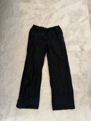 Svarta linnebyxor - Svarta linnebyxor från Gina tricot.