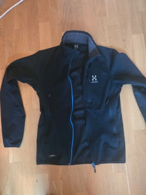 Svart softshell  från Haglöfs - Snygg svart softshell från Haglöfs i gott skick, storlek S