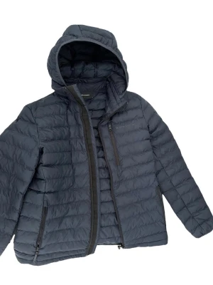 Peak performance navy dunjacka med huva - Snygg svart dunjacka med huva och dragkedja framtill. Jackan har två sidofickor med dragkedja och en bröstficka. Quiltad design som ger en modern look och håller värmen under kalla dagar. Perfekt för vintern och enkel att matcha med olika outfits.