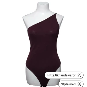 one shoulder body - vinröd finstickad bodysuit från zara knit 💝