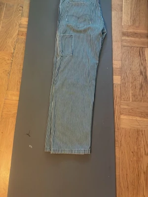 Äkta Levi’s Jeans, helt oanvänd  - Helt oanvänd jeans från Levi’s som är randig som bär med sig stil till den person som har på sig de