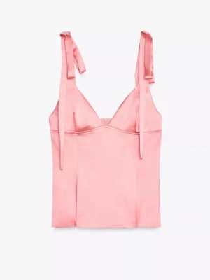Rosa satinlinnetopp med knytband - Supersöt rosa linnetopp i satin med v-ringning och knytband på axlarna. Perfekt för dig som vill ha en feminin och trendig look. Snyggt att matcha med jeans eller kjol. Tröjan är aldrig använd då den inte passar. 
