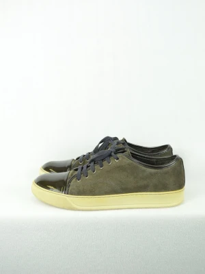 Lanvin captoe sneakers  - LANVIN CAPTOE SNEAKERS Storlek : 9 Passform : Passar 43/44 - innersula 29CM Användning : Skorna är i ett fint skick men tydliga tecken på användning finns. Gulnad sula ex. Allt syns på bilderna. Nypris : Cirka 4000SEK