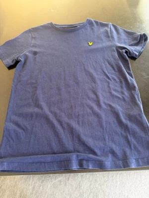 Marinblå t-shirt från Lyle & Scott strl 13-14 år  - Snygg marinblå t-shirt från Lyle & Scott med klassisk rund hals och korta ärmar. 