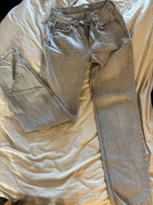 Ljusblå raka jeans  - Ljusblå jeans från Gina tricot med rak passform och klassisk femficksdesign. Jeansen har hög midja och är tillverkade i denim med en snygg tvättad look. Perfekta för dig som gillar en avslappnad och trendig stil.