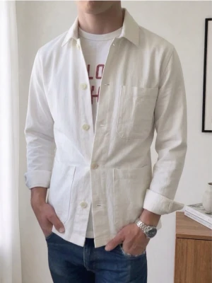 Vit overshirt - Vit overshirt i strl S men sitter som en M. Bra skick och hör gärna av er vid frågor elr funderingar!!