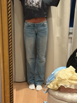 Weekday jeans - Weekdays arrow raw jeans i straight modell med väldigt lågmidja, ascoola utan sån kant jeans brukar ha. Super bra skick, inga alls defekter. Säljer pga för långa på mig. Org pris: 600kr 🤙🏻🤙🏻🩵🩵 Slutsåld i alla storlekar just nu