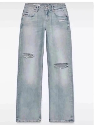 Ljusblåa raka jeans med slitningar - Intresekoll????