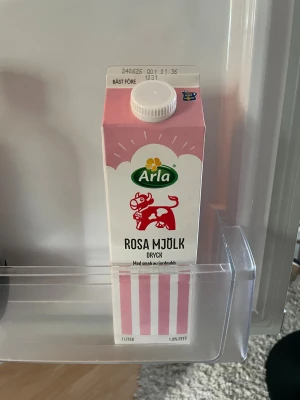 Arla Rosa Mjölk dryck jordgubb - En 1-liters förpackning Arla Rosa Mjölk dryck med smak av jordgubb. Kartongen är rosa och vit med en tecknad rosa ko på.