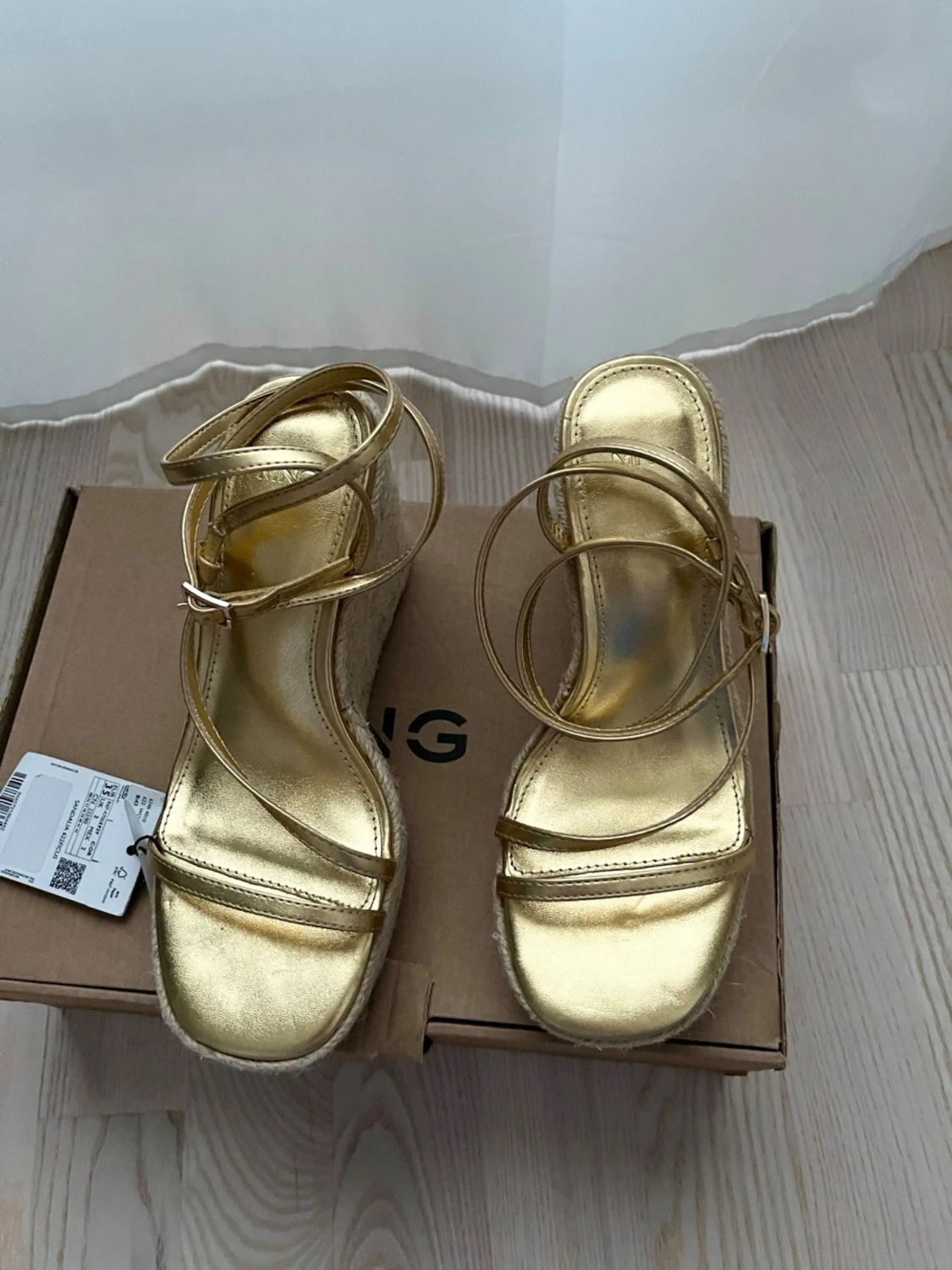 Guldiga wedge-pumps med snörning, storlek 35, 10cm, Mango - 4