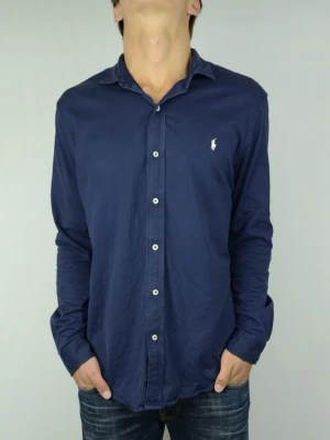 Ralph Lauren skjorta  - POLO RALPH LAUREN SKJORTA Storlek : L Passform : Normal Användning : Skjortan är i ett väldigt fint skick utan defekter Nypris : Cirka 1800SEK Modellen på bilden : 182CM och väger 74KG