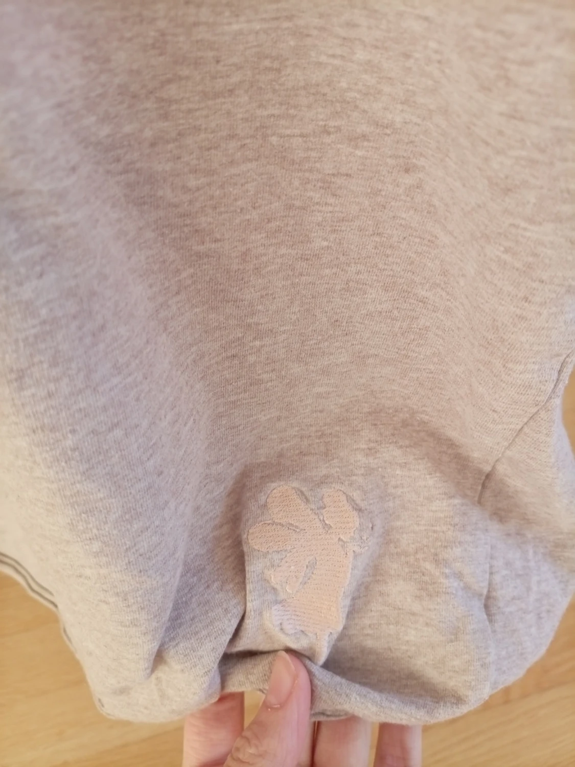 Ljusbeige t-shirt med blompatch - 1