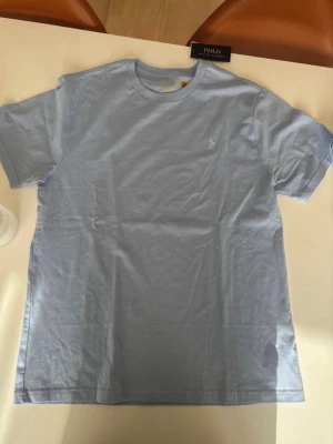 Ralph Lauren t shirt - Helt ny oanvänd riktigt fin tröja som passar nu till sommaren! Den är XL i barn storlek så passar S i vanlig!